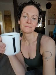 I'm so dull I don't even know what to say? 56 from Oxfordshire. Live with  my husband and two epileptic beagles (grown up kids left the nest). Very  full