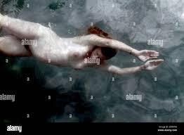 Nackte schwangere Frau unter Wasser schwimmen Stockfotografie - Alamy