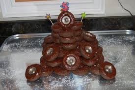 Doughnut Tire Cake Use Chocolate Cake Doughnuts Displayed On An Oil Pan Use Mini Car Rims To Decorate Click For Mo Disney Cars Party Cars Birthday Pie Party