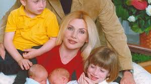 La showgirl più amata di sempre ha deciso di mostrare i suoi figli sui social network. Lorella Cuccarini Mostra Orgogliosa I Suoi Figli Oggi