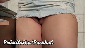 マイクロスカートで家を掃除する妻