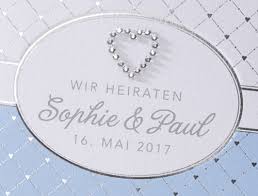 Zwei sich liebende menschen kommen zusammen, um in den bund. Druckerei Hochzeitskarten Einladungen Viersen Schubert