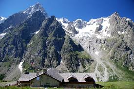 Rifugio Bonatti 與 Grandes Jorasses