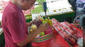 Admin blog bagikan contoh 2019 juga mengumpulkan gambar gambar lainnya terkait gubahan hantaran buah buahan dalam bakul dibawah ini. Cara Membungkus Parcel Buah Yang Cantik Untuk Pernikahan Atau Hantaran Youtube