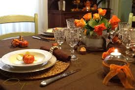 Sei in una via di campagna e alla fine, vedi un casolare immerso in questa ti giri e ritorni sulla tavola. La Tavola Di Halloween Autunno Country Chic Oya