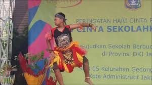 Tari rakyat adalah tari yang berpijak kepada unsur budaya (primitif), tari klasik adalah tari yang semula berkembang dikalangan raja dan bangsawan dan telah menempuh jalan melalui kegiatan eksplorasi gerak di sekolah, siswa dapat berkreasi dan berimajinasi agar menjadi siswa yang kreatif. Tari Bujang Ganong Sdn Gedong 05 Jaktim Youtube