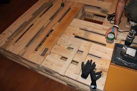 Diy Paletten Bett Mit Dekoration Palettenbett Diy Paletten Paletten