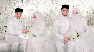 Bapanya berketurunan melayu dan ibunya, noor kartini noor mohamed. Video Neelofa Pu Riz Sah Jadi Suami Isteri Disatukan Dalam Majlis Serba Putih Hiburan Mstar