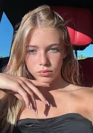 La splendida figlia tredicenne di Noemi Bocchi, Sofia Caucci. Noemi e  Francesco Totti hanno ormai creato una famiglia unita, quindi Totti, oltre  a prendersi cura delle sue figlie, dovrà fare attenzione anche