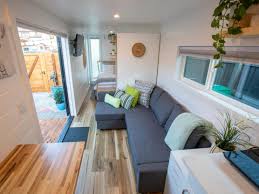 Cette Maison Container De 30m2 Est Livree Par Camion Totalement Terminee Planete Deco A Homes World Maison Container Salons De Ferme Petit Salon