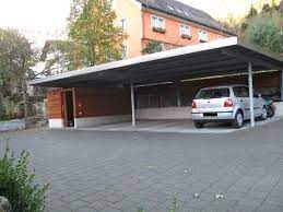Flachdach Carport 6 Geneigt Aus Stahl Fur 4 Autos Mit Grossen Gerateschuppen Garaje Exterior Casa De Campo Garaje