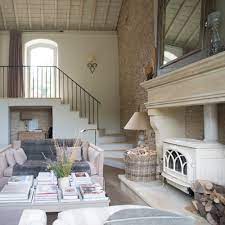 Country homes & interiors is the uk's leading brand for modern country style. Cozy Country Cottage Style England S Top Designers On How To Get The Look Vogue