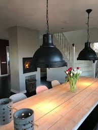 stoere fabriekslamp zwart een grote hanglamp die niet bij je buren hangt stoer en stijlvol met g appartement ontwerp verlichting woning eettafel verlichting