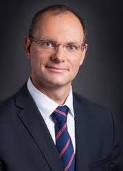 Meziroční nárůst platu učitelů je 15 procent chystají se další protesty učitelů, vláda podle nich lakuje situaci ve školství na růžovo. Robert Plaga Vlada Cr