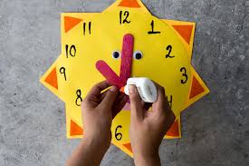 Utiliza tijera para tela para cortar el contorno y los ojos. Aprender A Hacer Un Reloj Con Manecillas Para Ninos