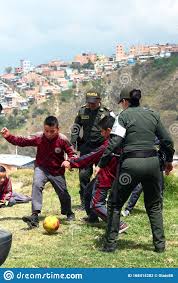 Ver nuestros planes y precios me ayudas. Policias Jugando Futbol Con Ninos Pobres Fotografia Editorial Imagen De Ciudad Parte 168414282
