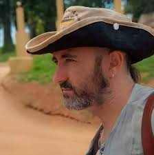 היי שמי אלון בן 42 אני חובק עולם 🌏 דובר עברית אנגלית ספרדית רוב חיי עבדתי  בתיירות וניהול של מלונות והוסטלים של ישראלים בעולם במיוחד ביבשת אמריקה .  כרגע מטייל במזרח הרחוק