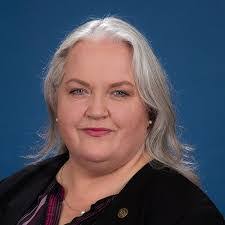 Leslie Sennett's Instagram, Twitter & Facebook