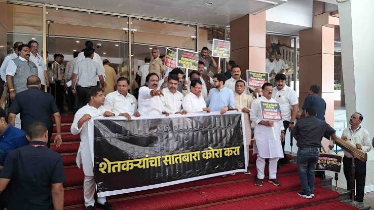 शेतकऱ्यांचा सातबारा कोरा कराविरोधकांनी पावसाळी अधिवेशनाच्या पहिल्याच दिवशी सरकारला घेरले