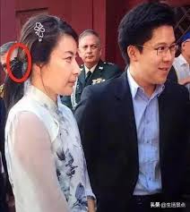 郭晶晶公公還稱郭晶晶是下嫁給了霍家。 婚後郭晶晶為霍啟剛生了三個孩子，日子過的非常的幸福。 郭晶晶曾經與跳水隊選手 田亮 傳出過緋聞，兩人合稱「亮晶晶」，兩人的關係非常的好，但是這種關係只是友情以上戀人未滿。 è²·å»‰åƒ¹æœé£¾ å»ææ¬¾7000è¬ ä½Žèª¿çš„å¥¢è¯ éƒ­æ™¶æ™¶æ‰æ˜¯çœŸæ­£çš„è±ªé–€