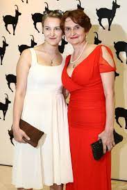 In 2000 she was awarded the czech lion for her supporting role in the film ene. Tyden Cz Takhle Je Nejspokojenejsi Eva Holubova Ukazala Sva Dvojcata