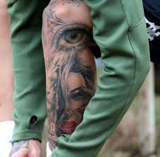 Μόδα&στυλ τα 15 πιο όμορφα μικροσκοπικά τατουάζ στο σώμα των σταρ του χόλιγουντ. To Tatoyaz Zwgrafia Paikth Toy Pana8hnaikoy Pics To10 Gr