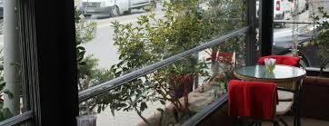 Balkonlar yaz aylarında evlerde ve iş yerlerinde, sıcaklardan bunalan insanlar için en önemli alanlardan biridir. Giyotin Cam Balkon Sistemleri Imar Cam Balkon