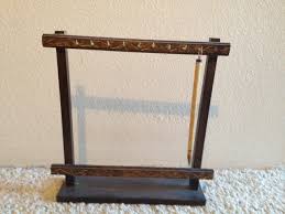 This is an inexpensive way of keeping any number of brushes wet while painting with water based paints or between sessions. Diy Sumi E Paintbrush Holder Diytreasures