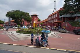 Travelling between melaka sentral and queen street is possible by bus. 3bbgpgnlaoa37m