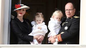 On connaît albert ii pour sa principauté de monaco. Albert Et Charlene De Monaco Partagent Un Portrait De Fami Closer