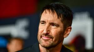 Trent Reznor, müziğin 'tek kullanımlık bir meta' haline gelmesiyle  yenilgiye uğrayarak, yeni Nine Inch Nails zamanının gelmediğini söylüyor. :  r/nin