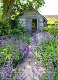 Vertraumtes Gartenhaus Inmitten Von Blumen Cottage Garten Garten Gartengebaude