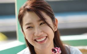 Thúy Ngân: "Võ cảnh không biết hôn, yêu cầu tôi chủ động"