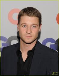 2018's most popular and trendy short haircuts for men: Gotham's Ben  McKenzie rocks a flattering short haircut and style for fine hair at a GQ  party. Hair is styled with some texture