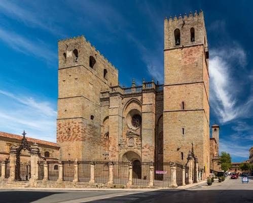 Archivo:Sigüenza Cathedral 2022 - west façade.jpg - Wikipedia, la enciclopedia libre