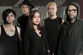 Ayu ratna puja y photo gallery: Aiu Ratna Resmi Jadi Vokalis Cokelat Yang Baru