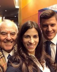 Ezzel párhuzamosan pedig egyre több érdekes, politikához köthető ember jelent meg a beruházást elnyerő cég körül. Szentkiralyi Alexandra Szalay Bobrovniczky Alexandra Forum