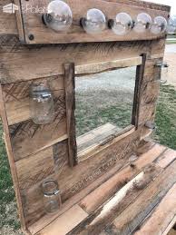 Rustic Lit Pallet Makeup Vanity 1001 Pallets Diy Pallet Furniture Pallet Furniture Pallet Vanity