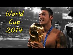 Almanya ile 2014'te dünya kupası şampiyonluğu yaşayan mesut özil, bonservisine en fazla para ödenen alman futbolcu unvanını da ele geçirdi. Mesut Ozil World Cup 2014 Youtube