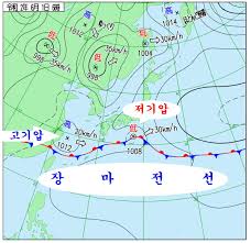 장마전선 북쪽에서 내려오는 차고 건조한 공기가, 남쪽에 자리한 뜨거운 수증기를 수직으로 들어 올리면서 한반도 상공에서 폭우 구름이 발달하는 것입니다. 2020 ìž¥ë§ˆì „ì„ 