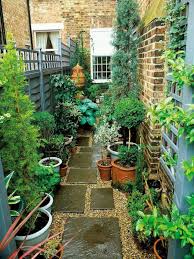 At first glance, decorating a small bedroom can seem quite limiting. 25 Awesome Tiny Garden Design For Awesome Tiny House Gardendesign Gardening Gardenideas Stone Backyard Small Garden Area Ideas Small Backyard