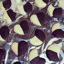 Lasciamo poi riposare fino a farlo diventare tiepido (per un risultato ottimale dovrebbe essere a una temperatura di circa 40 gradi), poi cospargiamolo su una torta, dolce, biscotto. Biscotto Al Burro Con Glassa Cioccolato Cucinare E Come Amare