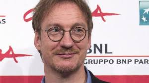 Er stimmt der adoption eines waisenbabys zu, das man seiner ahnungslosen frau als ihren eigenen sohn präsentiert. David Wheeler Biografie Infos Und Bilder Prosieben