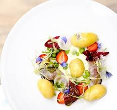 Mais ce n'est pas une raison quand même pour manger n'importe quoi, enfin nous il nous faut quelque chose qui tienne au corps , car le midi, passez moi l'expression. Pommes De Terre De Noirmoutier En Salade Maquereau Et Yaourt Menthole Esprit Terroirs
