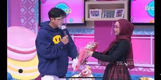Full bikin baper keuwuan ria ricis dengan harris vriza. Momen Manis Ria Ricis Dilamar Harris Vriza Dikasih Bunga Dinyanyikan Lagu Romantis Merdeka Com