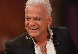 1996 war bei ihm lymphdrüsenkrebs diagnostiziert worden, 2008 war es blutkrebs. Nino De Angelo Er Ist Wieder Vater Geworden Promi News Klatsch Und Tratsch Vater