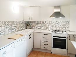 Pues hay azulejos para tu cocina de diseño a cuadros, diseño de mosaico, diseño de mármol, azulejos con imágenes temáticas y entre otros más. Vinilo Azulejos Hidraulicos Modelo Valeria Para Cocina