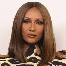 Sara Bee's Instagram, Twitter & Facebook