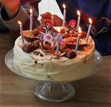Gateau Chantilly Caramel Beurre Salee Et Kinder Recette Gateau Chantilly Recette De Gateau D Anniversaire Recette Gateau Anniversaire