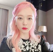 Dia dikatakan mengalami masalah kemurungan. Bintang K Pop Sulli Ditemui Mati Tiada Nota Bunuh Diri Berita Projekmm